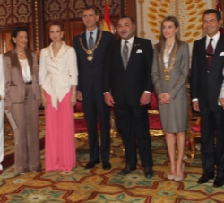 Los Reyes con el Rey de Marruecos, la Princesa Lalla Salma, el Príncipe Heredero Moulay Hassan y las Princesas Lalla Meryem, Lalla Asma y Lalla Hasna
